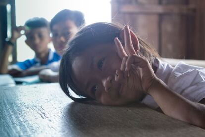 El proyecto de educación en pueblos aislados asiste a 1.600 niños de 16 colegios de aldeas de difícil acceso. El 80% de la población camboyana vive en las zonas rurales.