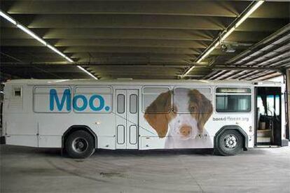 Un autobús en Colorado Springs con la campaña de <i>Norman,</i> el perro que muge.