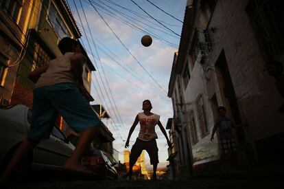 Niños juegan al fútbol en una calle de Río d Janeiro (Brasil), 8 de noviembre de 2013.