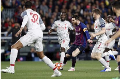 Leo Messi controla el balón.