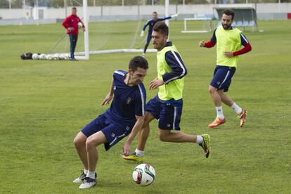 Los jugadores Miguelito (i), Cristian Fernández (c) y Mario Marín (d), durante el partidillo de entrenamiento.