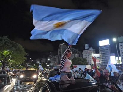 Eleitores de Macri comemoram vit&oacute;ria em Buenos Aires, no domingo. 