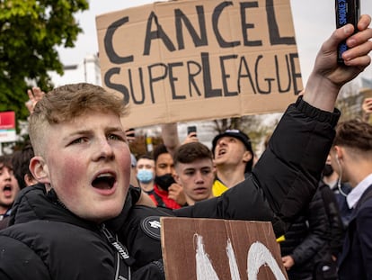 A protest by Chelsea fans in 2021, when the Super League project was announced.