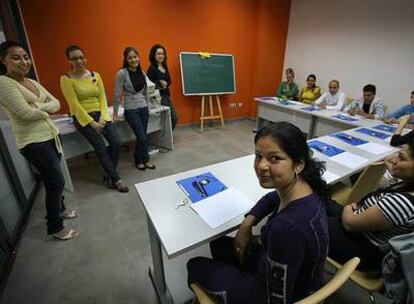 Mirela, en primer trmino, en un curso para dependientas, en la sede del Secretariado Gitano.