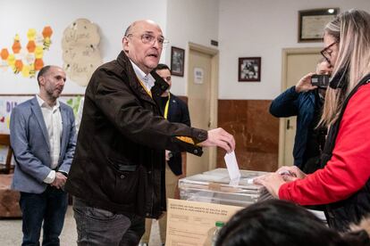 Armando Ojea, candidato al Parlamento gallego por Democracia Ourensana, ejercía su derecho a voto en el colegio Cardenal Cisneros en Ourense, este domingo. 
