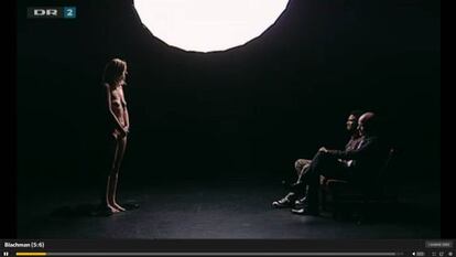 Fotograma del espacio ‘Blachman’, en el que una mujer escucha en silencio opiniones sobre su físico.