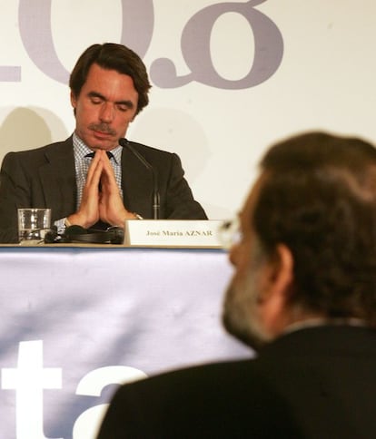 Presentación en el Hotel Meliá Castilla de Madrid de la editorial Gota a Gota, a cargo de José María Aznar como presidente de FAES. En primer término, Mariano Rajoy.