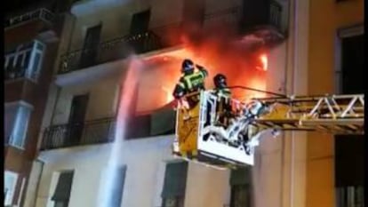 Los bomberos extinguen el incendio del piso de Arganzuela.