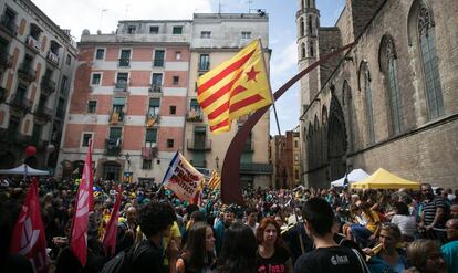 Una multitud de personas llena la plaza Fossar de les Moreres durante la celebración de la Diada en Barcelona.