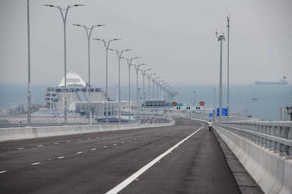 El puente se abrirá al tráfico el miércoles 24 de octubre tras casi nueve años de trabajo y varios retrasos en su inauguración, prevista inicialmente para 2016. En la imagen, un tramo de la infraestructura a su paso por Hong Kong.