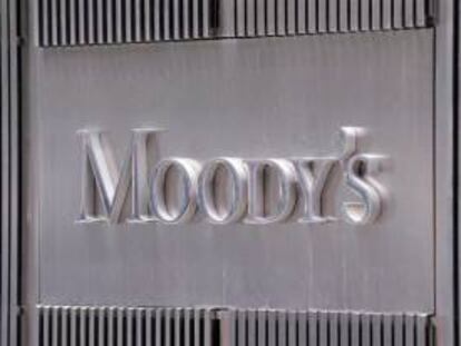 Dotografía de archivo del 13 de julio de 2011 del logo de la agencia de calificación Moody's en la fachada de su sede en Nueva York (EE.UU.). EFE/Archivo