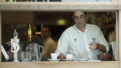 Un camarero en una bar de Sevilla.