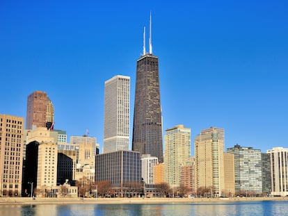 La torre John Hancock frente al lago Michigan de Chicago.