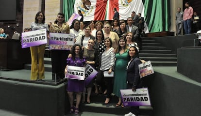 Un grupo de legisladoras celebra la aprobación de la ley de la paridad en la Cámara de Diputados