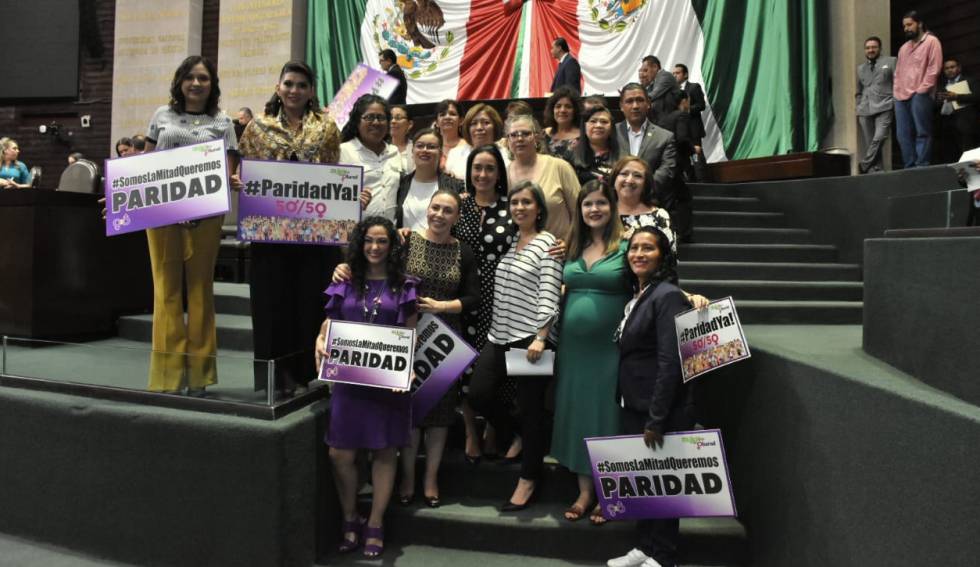 Un grupo de legisladoras celebra la aprobación de la ley de la paridad en la Cámara de Diputados, en 2015.