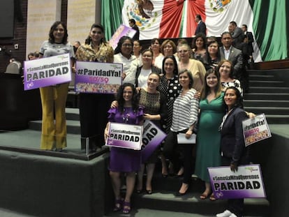 Un grupo de legisladoras celebra la aprobación de la ley de la paridad en la Cámara de Diputados, en 2015.