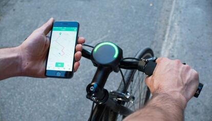 <b>Un dispositivo para bici que indica el camino con colores</b>. SmartHalo es un GPS para el manillar de la bicicleta que da indicaciones por colores. El dispositivo se conecta a la aplicación de mapas del teléfono e indica el camino a seguir mediante luces que aparecen en el manillar: medio circulo verde en la parte superior indica que el conductor va por buen camino. Cuando hay un giro, aparece una flecha blanca a la derecha o a la izquierda; y cuando el ciclista se equivoca de dirección, un semicírculo rojo en la parte inferior le indica que debe volver atrás. Llegará al mercado en mayo de 2016 y costará unos 135 euros.