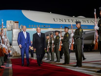 El presidente de México, Andrés Manuel López Obrador, recibe a su homólogo estadounidense, Joe Biden, en el Aeropuerto Internacional Felipe Ángeles.