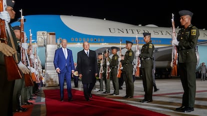 El presidente de México, Andrés Manuel López Obrador, recibe a su homólogo estadounidense, Joe Biden, en el Aeropuerto Internacional Felipe Ángeles.