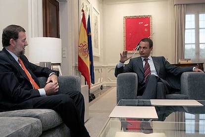Mariano Rajoy y José Luis Rodríguez Zapatero, durante su reunión de ayer en La Moncloa.