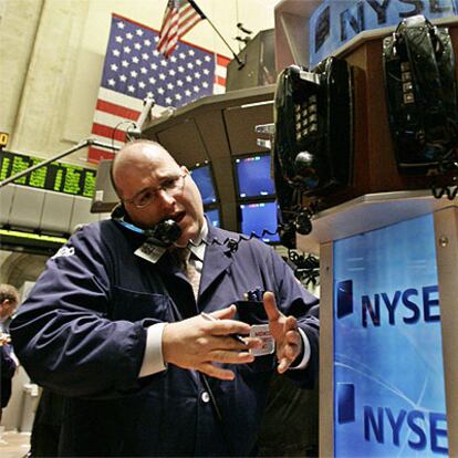 Un analista telefonea frente a la Bolsa de Nueva York.