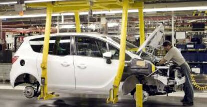 Aspecto de la cadena de montaje que la factoría General Motors (GM) tiene en la localidad zaragozana de Figueruelas.