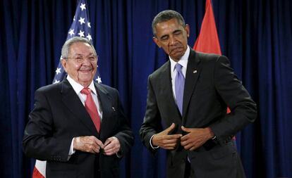 Los presidentes de Cuba y EE UU Raúl Castro y Barack Obama durante el inicio de un entuentro en la ONU, el 29 de noviembre de 2015.