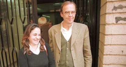 Resurrección Galera, con su esposo, Johanes Romes, en 2001.
