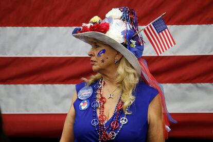 Una seguidora de la candidata presidencial demcrata de Estados Unidos Hillary Clinton, en un mitin en California.