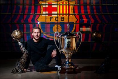 Víctor Tomás posa en el Museo del Barça con dos trofeos de la Champions.