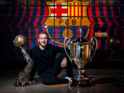 Víctor Tomás posa en el Museo del Barça con dos trofeos de la Champions.