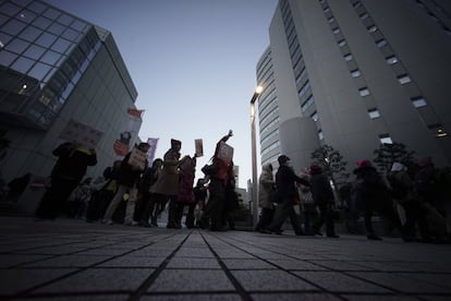 Numerosos participantes marchan en una protesta por el Día Internacional de la Mujer en Tokyo (Japón). Alrededor de 200 mujeres se han reunido para marchar contra las desigualdades salariales, el acoso sexual y otros desafíos a los que se enfrenta este colectivo.