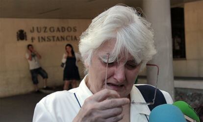 La madre de Meño,  Juana Ortega, esta mañana a las puertas de los juzgados.