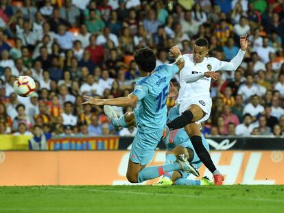 Rodrigo marca el gol del empate del Valencia ante el Atlético, el lunes en Mestalla.