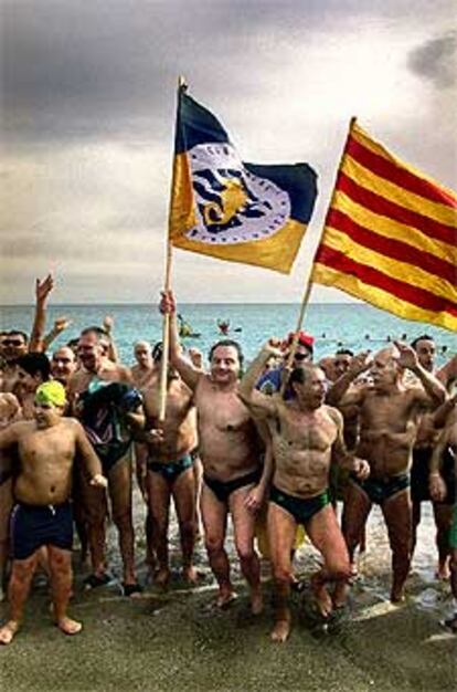 Decenas de bañistas celebran el primer día del año en la playa de Sant Sebastià de Barcelona.