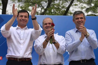 Tomás Gómez, Manuel Chaves y David Lucas, tras el mitin de la <i>fiesta de la rosa.</i>