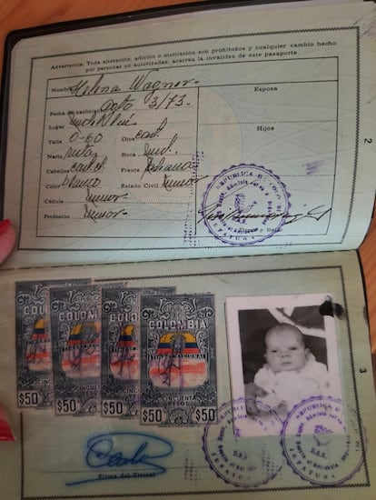 Documento colombiano para salir del país, de Helena Wager.