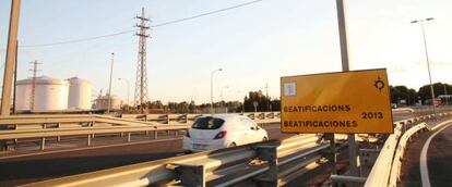 Unos carteles indican cómo acceder a la ceremonia del próximo domingo.