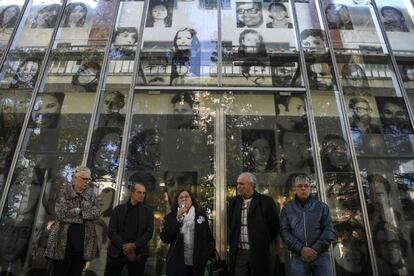 Exdetenidos, famiiliares de desaparecidos, exjugadores de la selección argentina y autoridades del Museo de la Memoria en la apertura de la muestra 'El Mundial en la ESMA.