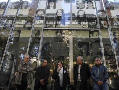 Exdetenidos, famiiliares de desaparecidos, exjugadores de la selección argentina y autoridades del Museo de la Memoria en la apertura de la muestra 'El Mundial en la ESMA.