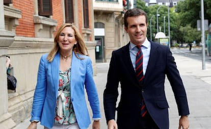 Pablo Casado y Ana Beltrán, este viernes antes de la reunión en el Parlamento de Navarra con el presidente de UPN, Javier Esparza.