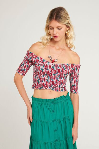 En este top elástico y cruzado de Antik Batik se aplica el estampado con la técnica tradicional india del block print. El resultado es una prenda exótica de aires bohemios infalible.

125€