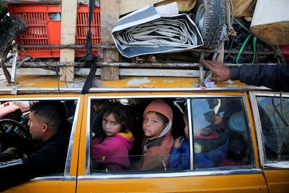 Familias retornan a sus casas en el norte de Gaza por la carretera de Salahudín este lunes. 