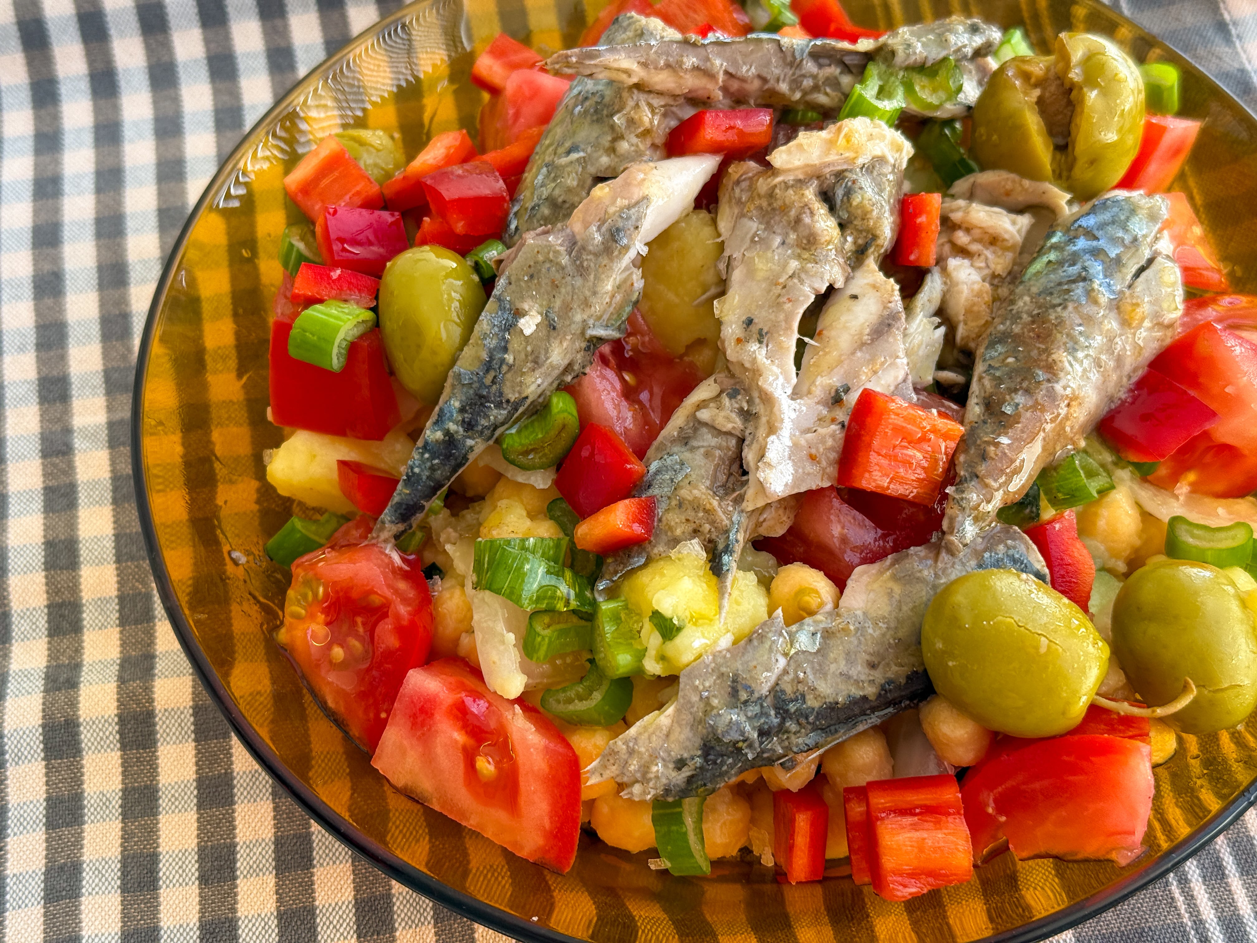 Ensalada de patata, garbanzos y hortalizas de verano