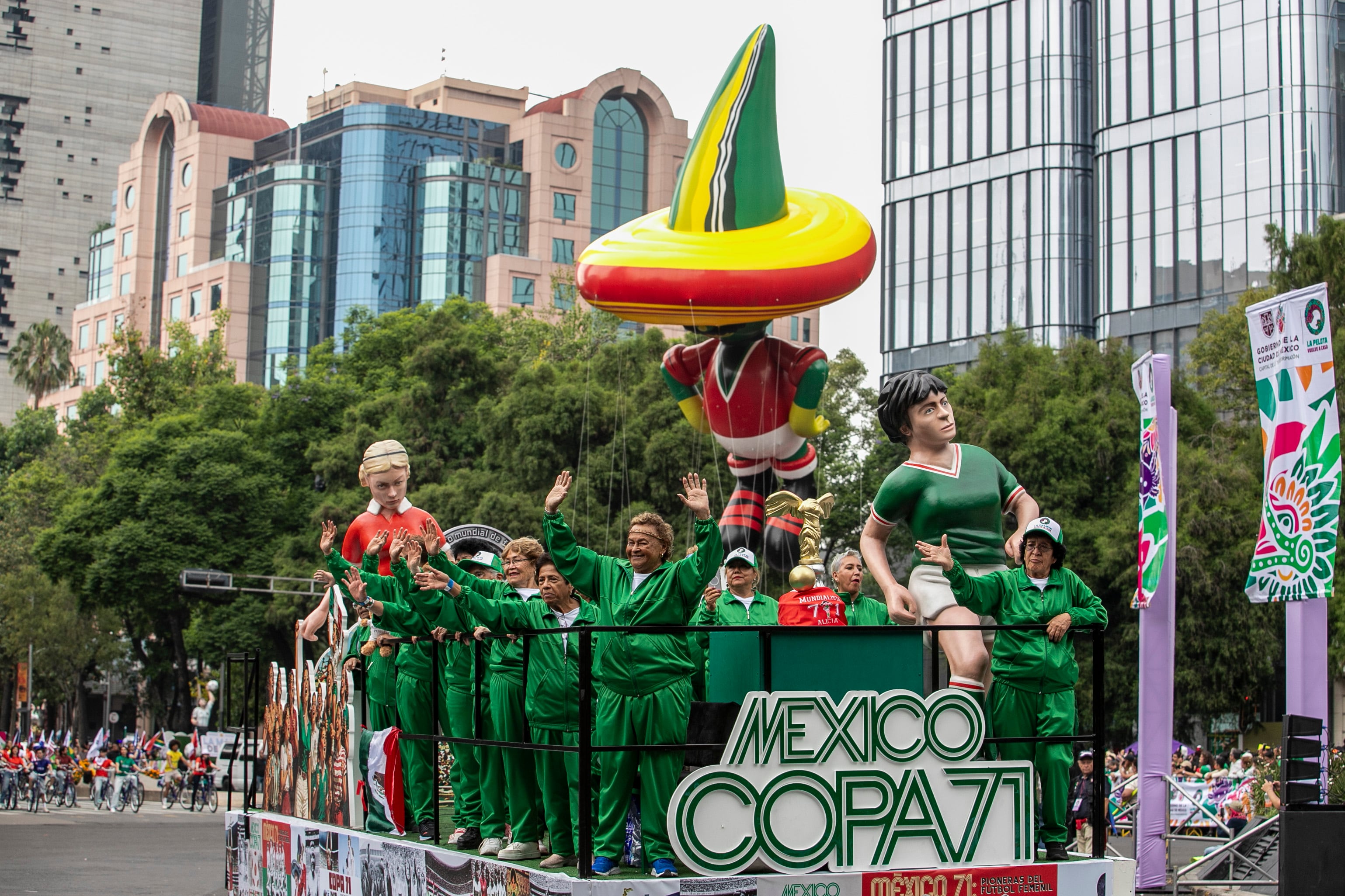 Mexicanas que jugaron el Mundial Femenil de 1971 en Paseo de la Reforma, el 13 de junio.