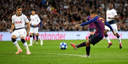 Philippe Coutinho, del Barcelona, dispara a puerta para anotar el primer gol del partido.