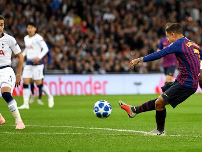 Philippe Coutinho, del Barcelona, dispara a puerta para anotar el primer gol del partido.