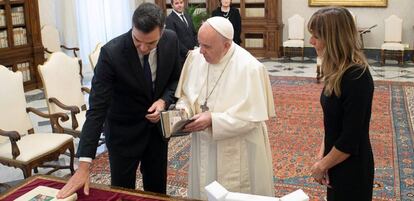 El presidente del Gobierno, Pedro Sánchez, intercambia regalos con el Papa durante su visita en el Vaticano, acompañado de su esposa Begoña Gómez.