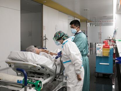 Un enfermo por covid en una cama en el hospital del Mar de Barcelona.