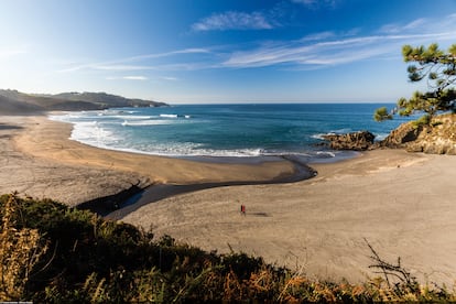 La Playa del Frexulfe, accesible desde Puerto de Vega, dibuja una concha perfecta de 800 metros.
